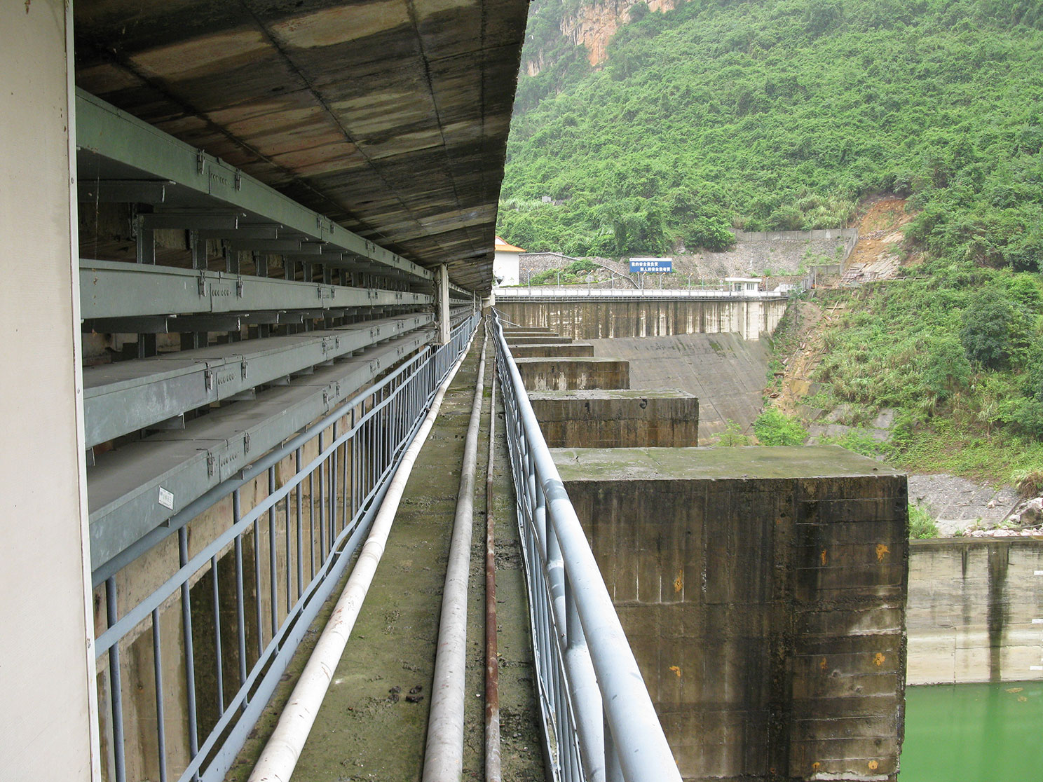 天生桥二级电站坝索电缆桥架.jpg